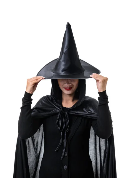 ブラック怖いの女性の肖像画魔女ハロウィン コスチューム立っている彼女の手を引いたクリッピング パスと白い背景で隔離の帽子に — ストック写真