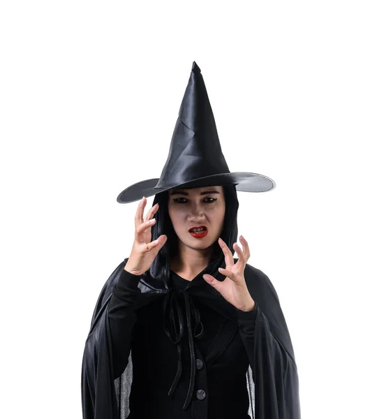 ブラック怖いの女性の肖像画魔女の帽子立っているハロウィーンの衣装とクリッピング パスと白い背景で隔離の呪文をつぶやく — ストック写真