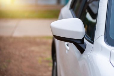 beyaz yan ayna araba. Arkadan görünüm