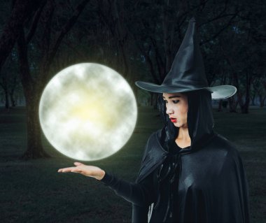 Portre siyah korku içinde kadın cadı halloween kılık ile karanlık bir orman ay ışığında