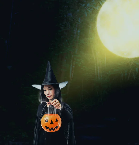 Retrato Mulher Preto Fantasia Bruxa Assustadora Halloween Segurando Abóbora Halloween — Fotografia de Stock
