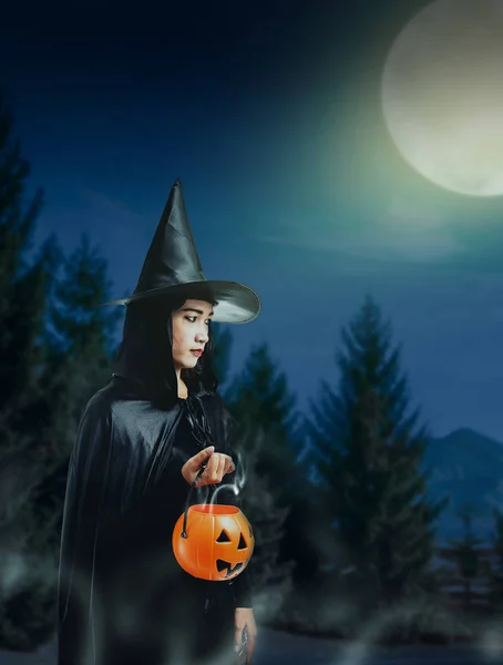 Karanlık Bir Orman Işığında Içinde Siyah Korkunç Cadı Halloween Kılık — Stok fotoğraf
