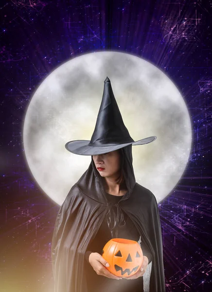 Ritratto Donna Costume Strega Nera Spaventosa Halloween Tenendo Zucca Halloween — Foto Stock