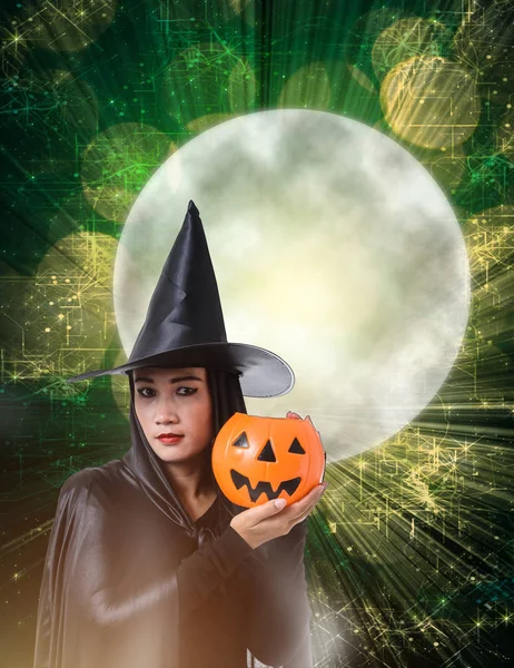 Ritratto Donna Costume Strega Nera Spaventosa Halloween Tenendo Zucca Halloween — Foto Stock