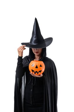 Portre siyah korku içinde kadın cadı şapka ile ayakta ve kırpma yolu ile beyaz arka plan üzerinde izole bir kabak tutan halloween kılık