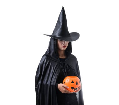 Portre siyah korku içinde kadın cadı şapka ile ayakta ve kırpma yolu ile beyaz arka plan üzerinde izole bir kabak tutan halloween kılık