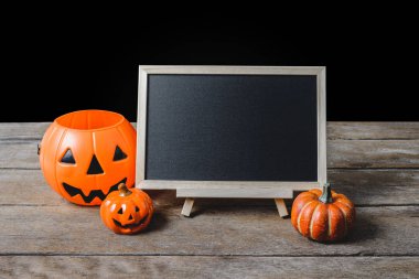 Cadılar Bayramı arka plan. stand kara tahta ahşap zemin ve siyah arka plan üzerinde Halloween Pumpkins ile