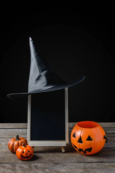 Хэллоуин Доска Трибуне Шапка Ведьмы Хэллоуинскими Тыквами Деревянном Полу Черном — стоковое фото