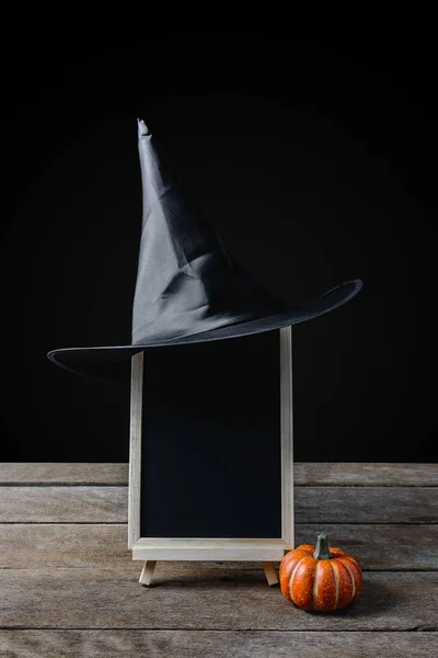 万圣节背景 黑板上的立场 巫婆帽子与万圣节南瓜木地板和黑色背景 — 图库照片