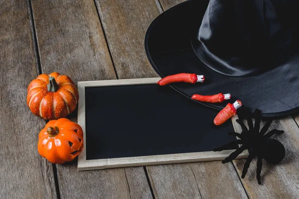 Fond Halloween Avec Citrouilles Chapeau Sorcière Araignée Noire Tableau Blanc — Photo
