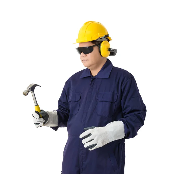 工人的肖像在机械连身长裤是手持锤子与头盔 保护手套和安全护目镜查出的白色背景修剪路径 — 图库照片