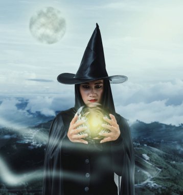 Portre siyah korku içinde kadın cadı halloween kılık kristal top dağ deniz sis ile arka plan elinde