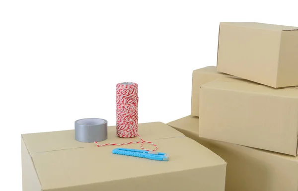 Cajas Cartón Cajas Apiladas Diferentes Tamaños Cinta Adhesiva Cuerda Cortador — Foto de Stock