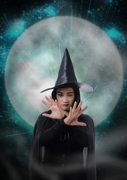 Porträt Einer Frau Schwarzem Gruseligen Hexenhalloween Kostüm Magischen Lichtern Und — Stockfoto