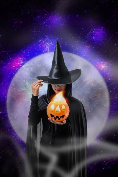Portre Siyah Korku Içinde Kadın Cadı Halloween Kılık Holding Cadılar — Stok fotoğraf