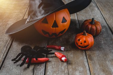 Halloween Pumpkins, cadı şapka, ahşap zemin zemin üzerine siyah örümcek ile arka plan