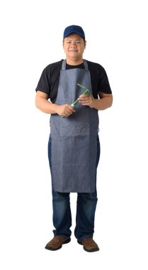 Bir çalışan erkek ya da asker portresi tam vücut siyah gömlek ve önlük beyaz arka plan kırpma yolu üzerinde izole Kültivatörler için kürek elinde tutuyor. El yapımı, DIY, Bahçe kavramı