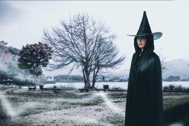 Portre siyah korku içinde kadın cadı halloween kılık ile karanlık bir orman ay ışığında