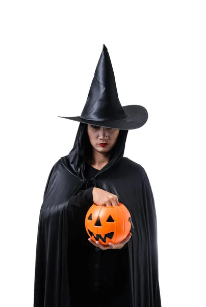 Retrato Mulher Preto Fantasia Bruxa Assustadora Halloween Com Chapéu Segurando — Fotografia de Stock