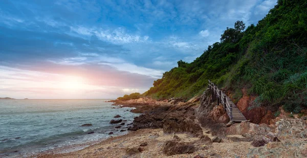 Drewniany Chodnik Obok Plaży Rock Khao Laem Samet Park Narodowy — Zdjęcie stockowe