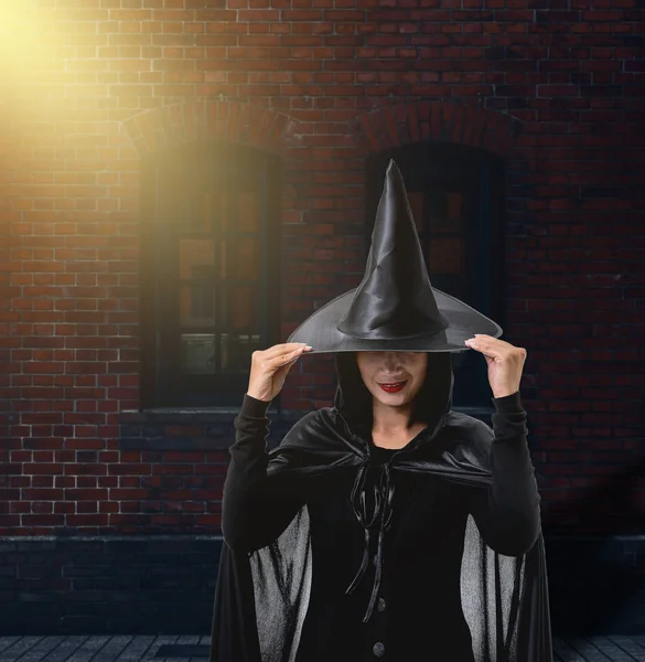 Portrait Femme Noir Costume Effrayant Halloween Sorcière Avec Mur Briques — Photo