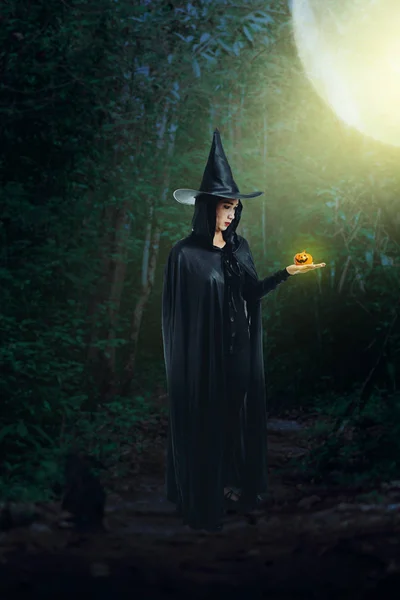 Portrét Ženy Černých Strašidelné Čarodějnice Halloween Kostýmu Dýně Hospodářství Měsíčním — Stock fotografie