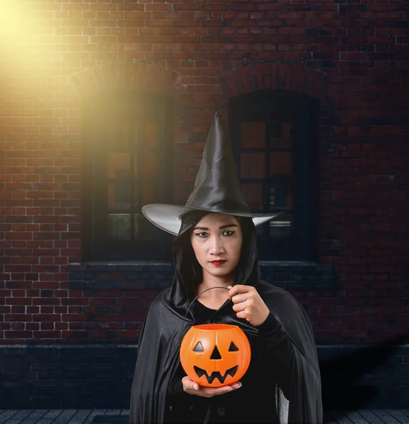 Ritratto Donna Costume Nero Spaventoso Strega Halloween Tenere Zucca Halloween — Foto Stock