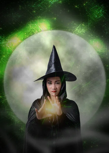黑色恐怖女巫的肖像万圣节服装 魔术灯和大月亮与万圣节艺术设计背景 — 图库照片