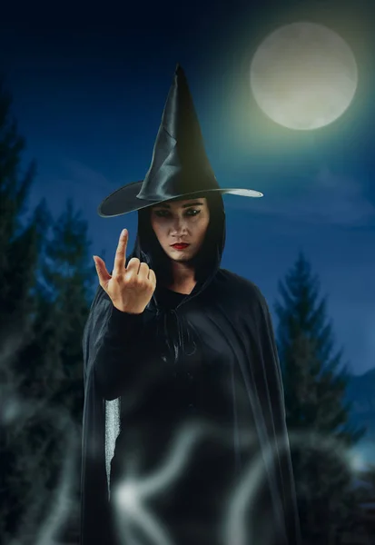 Portret Kobiety Straszny Czarny Czarownica Halloween Kostium Księżyca Ciemnym Lesie — Zdjęcie stockowe