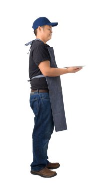 yan görünümü garson izole kırpma yolu ile beyaz arka plan üzerinde beyaz boş plaka tutarak