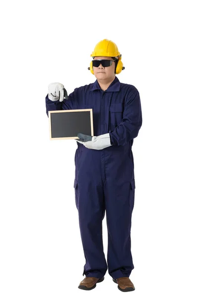 工人的全身肖像在机械连身裤与头盔 保护手套和安全护目镜保持黑板查出的白色背景裁剪路径 — 图库照片