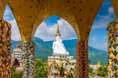 Phetchabun, Tayland - 05 Ekim 2018; Büyük beyaz beş Buda heykelinin Wat Phra ki Pha oğlu Kaew: Phetchabun Tayland tapınakta. Pagoda görüntülemek