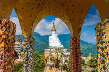 Phetchabun, Tayland - 05 Ekim 2018; Büyük beyaz beş Buda heykelinin Wat Phra ki Pha oğlu Kaew: Phetchabun Tayland tapınakta. Pagoda görüntülemek