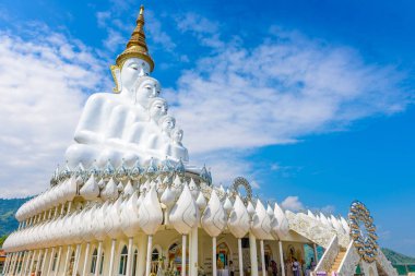 Phetchabun, Tayland - 05 Ekim 2018; Büyük beyaz beş Buda heykeli: Phetchabun Tayland at Wat Phra ki Pha oğlu Kaew tapınağında