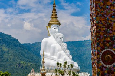 Büyük beyaz beş Buda heykeli: Phetchabun Tayland at Wat Phra ki Pha oğlu Kaew tapınağında
