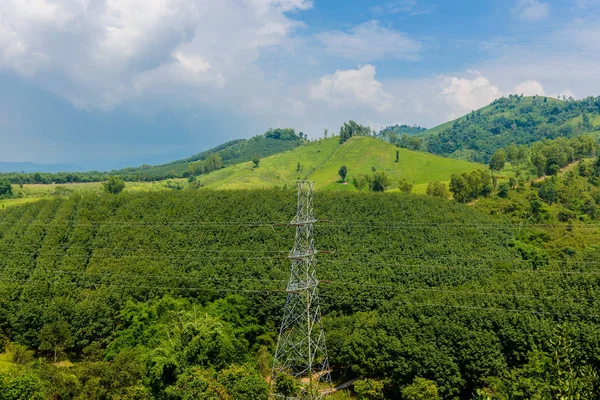 Röda Och Vita Högspänning Post Högspänning Tower Landskap Berg Och — Stockfoto