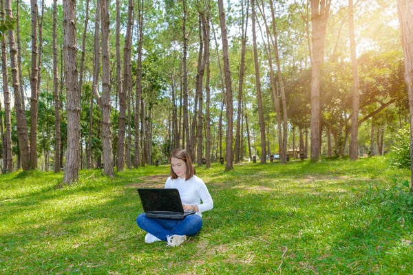 Portrait Jolie Jeune Femme Assise Sur Herbe Verte Dans Parc — Photo