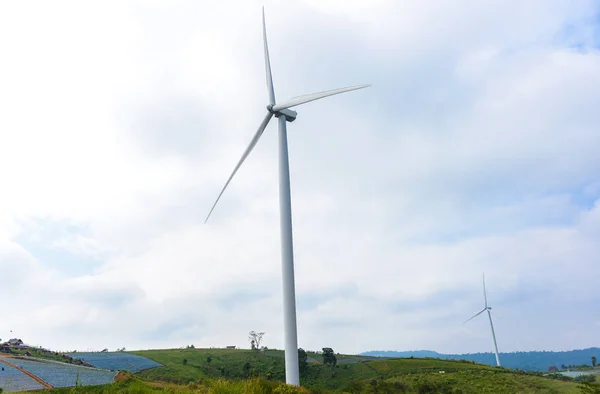 山上的涡轮机视图 碧差汶 泰国的考科 蓝天发电用风车涡轮机场 电力和能源概念 — 图库照片