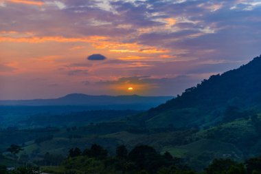 Khao Kho ve büyük dağ manzaralı dönüm noktası geçmiş highland vasıl günbatımı zamanında görüntüleme. Doğal gezgin için popüler