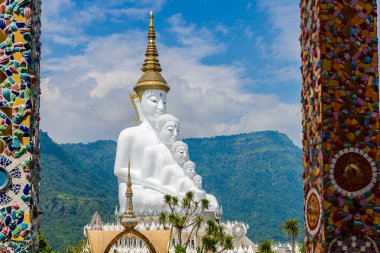 Büyük beyaz beş Buda heykeli: Phetchabun Tayland at Wat Phra ki Pha oğlu Kaew tapınağında