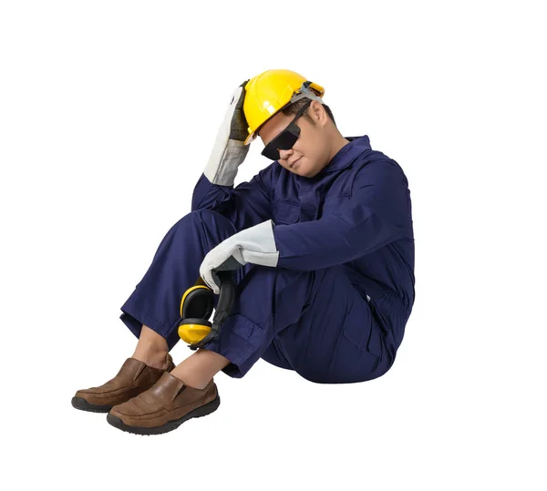 Arbeiter Mechanischem Overall Mit Helm Ohrenschützer Schutzhandschuhen Und Schutzbrille Sitzt — Stockfoto