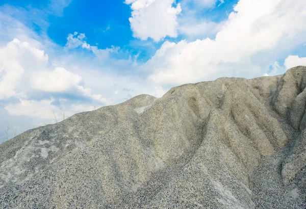 Una Montaña Rocosa Pila Piedra Blanca Fina Que Fue Extraída — Foto de Stock