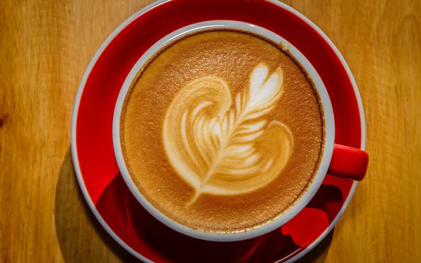 Közelkép Kép Egy Piros Csésze Forró Latte Kávé Latte Art — Stock Fotó