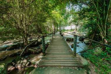 Ahşap köprü ve khao kho Milli Park: phetchabun Eyaleti, Tayland mavi gökyüzü ile doğal 