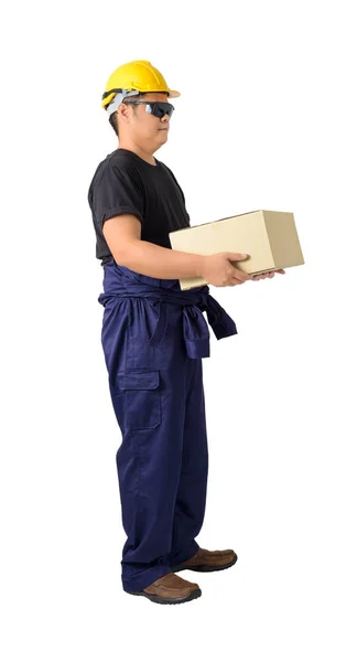 带着头盔 防护手套和安全护目镜的机械人连身裤的送货工或工人携带着一个在白色背景剪裁路径上被隔离的盒子 — 图库照片