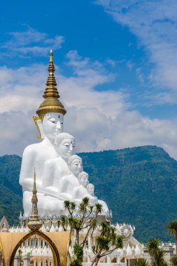 Büyük beyaz beş Buda heykeli: Phetchabun Tayland at Wat Phra ki Pha oğlu Kaew tapınağında