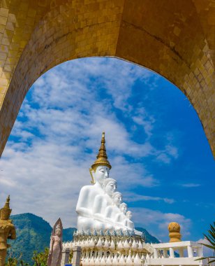 Phetchabun, Tayland - 05 Ekim 2018; Büyük beyaz beş Buda heykeli: Phetchabun Tayland at Wat Phra ki Pha oğlu Kaew tapınağında
