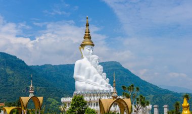 Büyük beyaz beş Buda heykeli: Phetchabun Tayland at Wat Phra ki Pha oğlu Kaew tapınağında