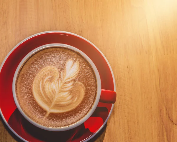 Közelkép Kép Egy Piros Csésze Forró Latte Kávé Latte Art — Stock Fotó