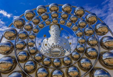 Büyük beyaz beş Buda heykeli: Phetchabun Tayland at Wat Phra ki Pha oğlu Kaew tapınağında